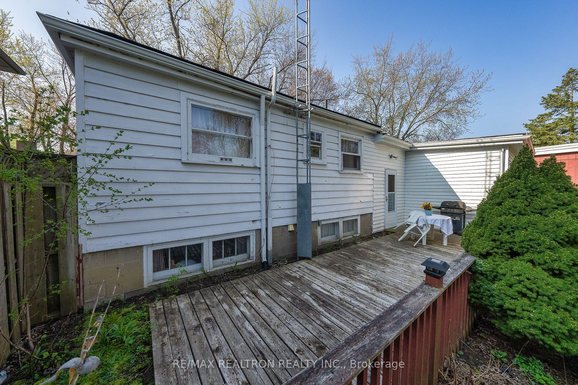 32 Douglas Rd