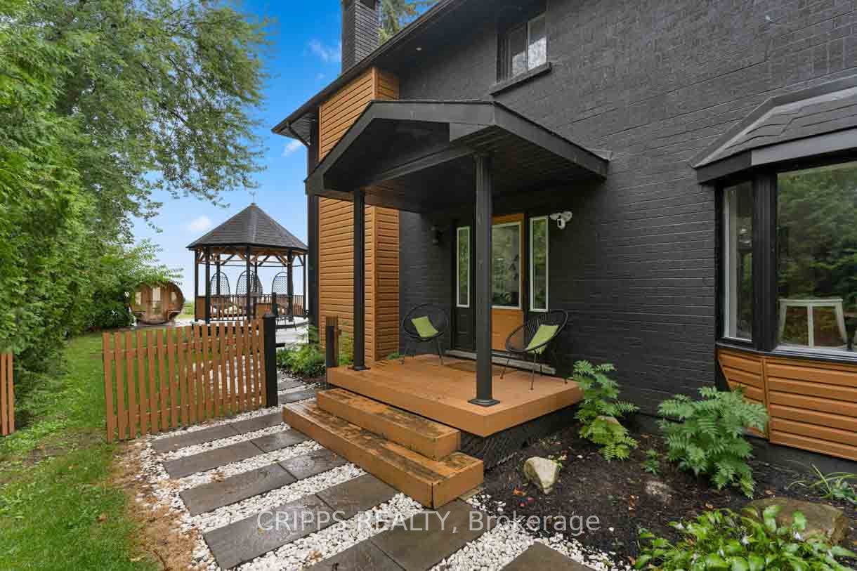 943 Barry Ave