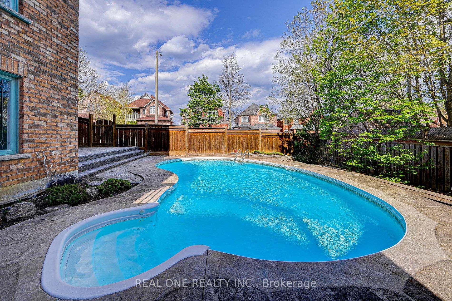 45 Kaitlin Dr