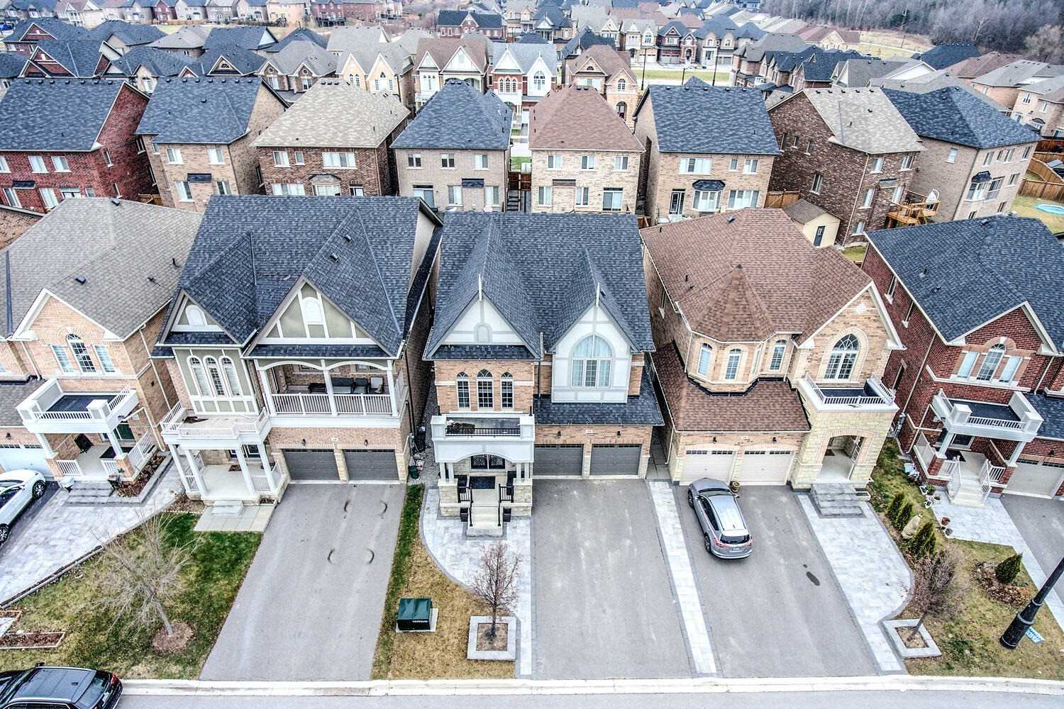 14 Beaconsfield Dr