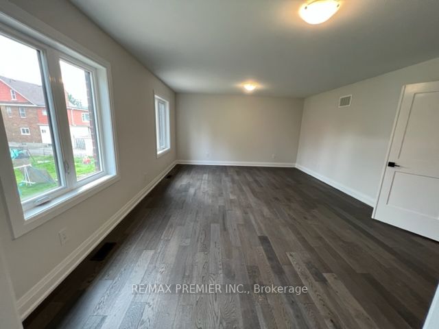 27 Wellington St