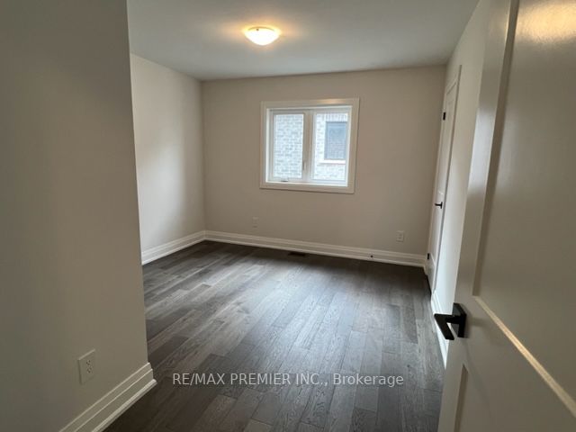 27 Wellington St