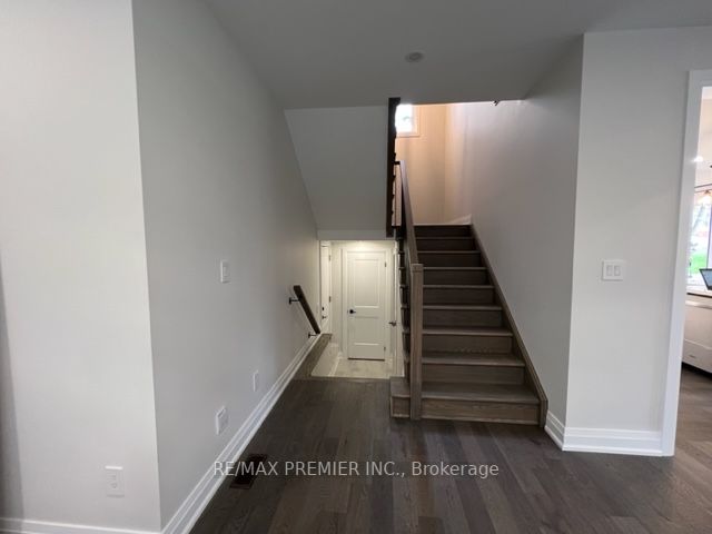 27 Wellington St
