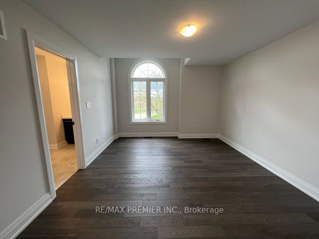 27 Wellington St