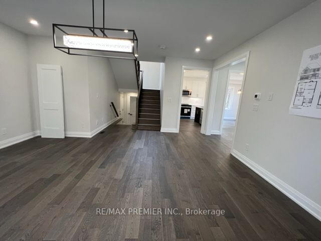 27 Wellington St