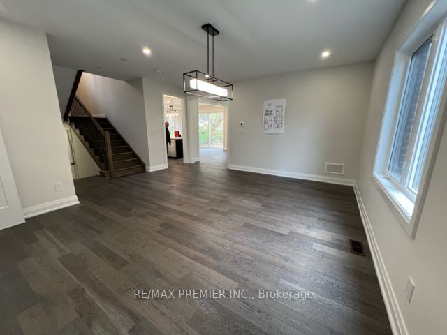 27 Wellington St