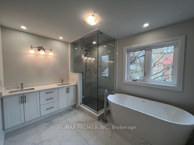 27 Wellington St