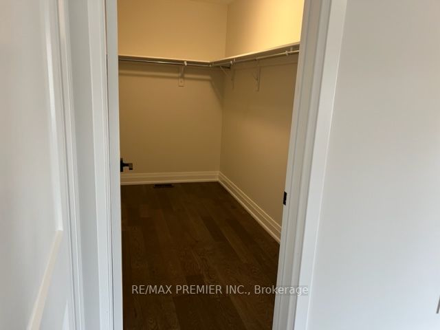 27 Wellington St