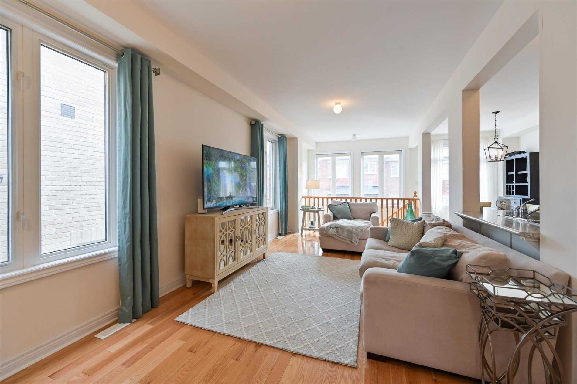 35 Gower Dr, Aurora