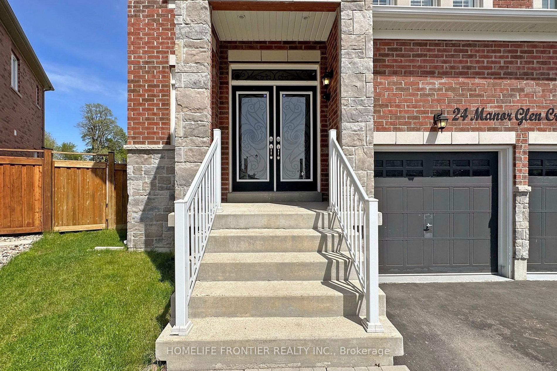 24 Manor Glen Cres