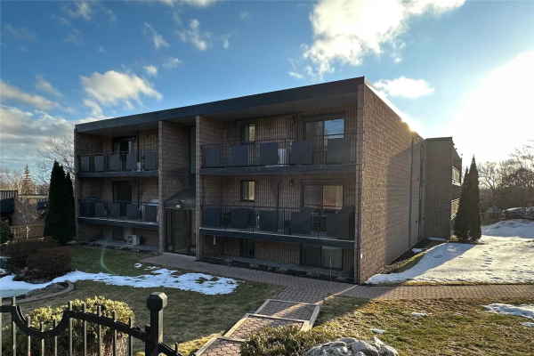 74 The Queensway S, Georgina