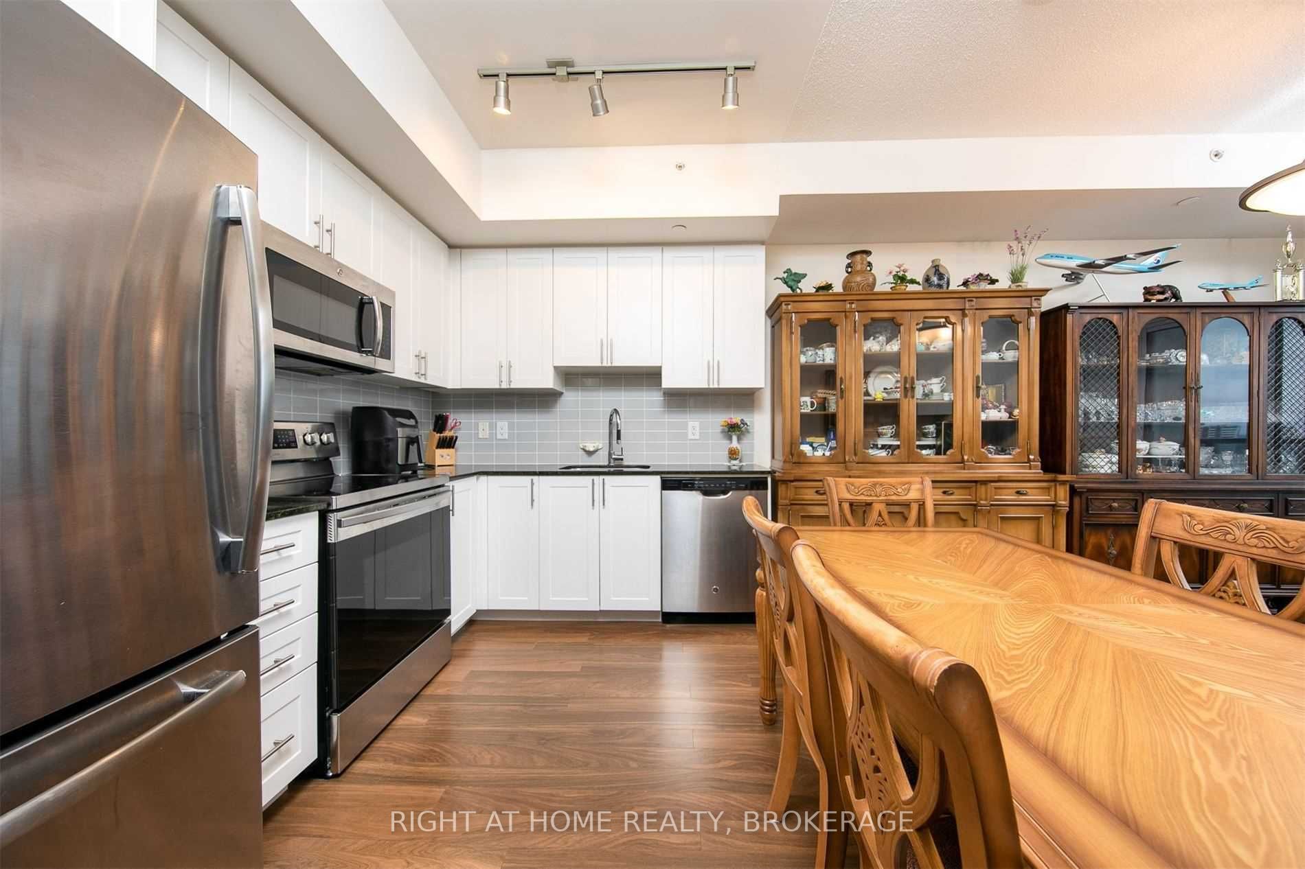 7165 Yonge St, #1208