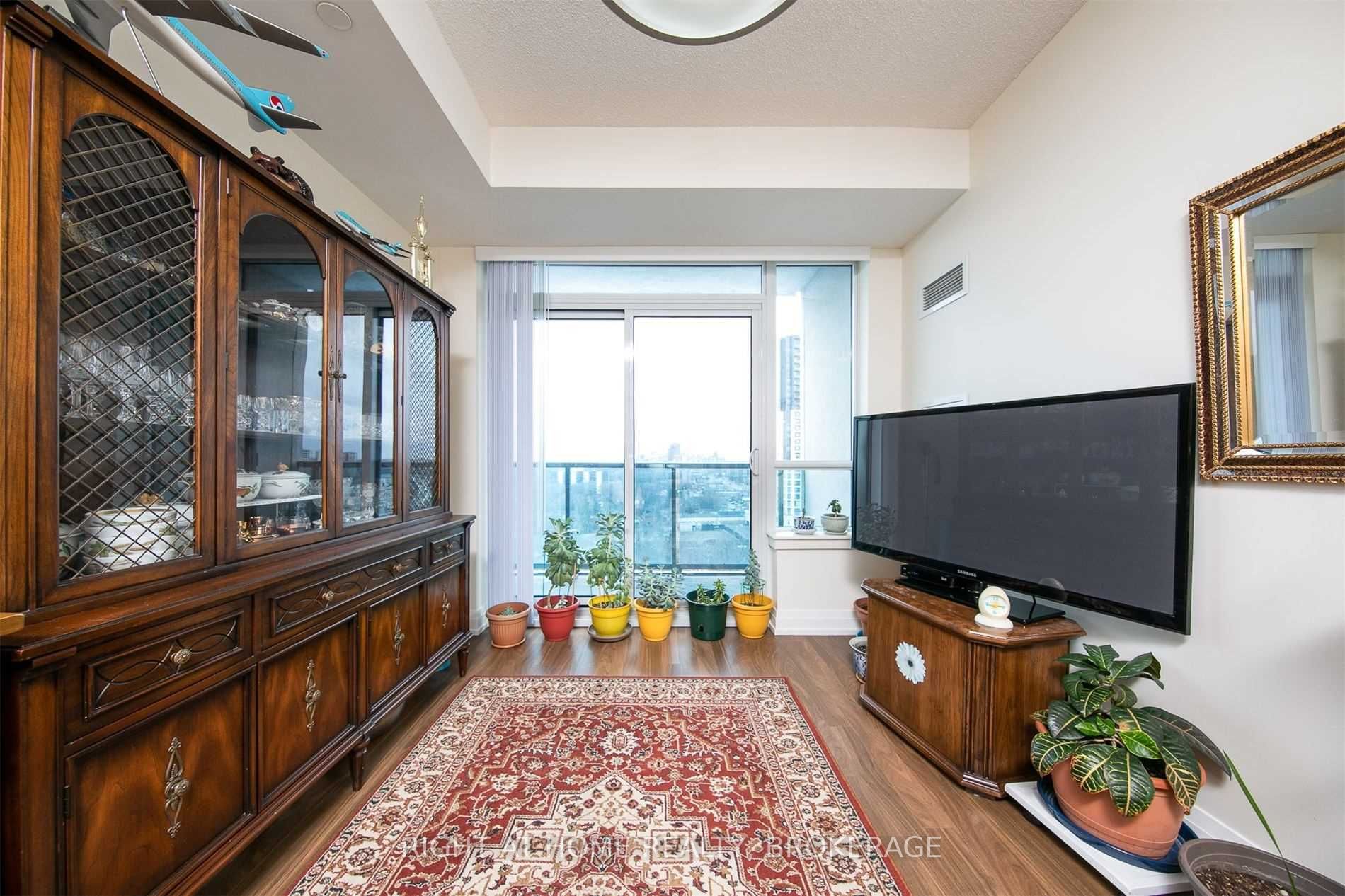 7165 Yonge St, #1208