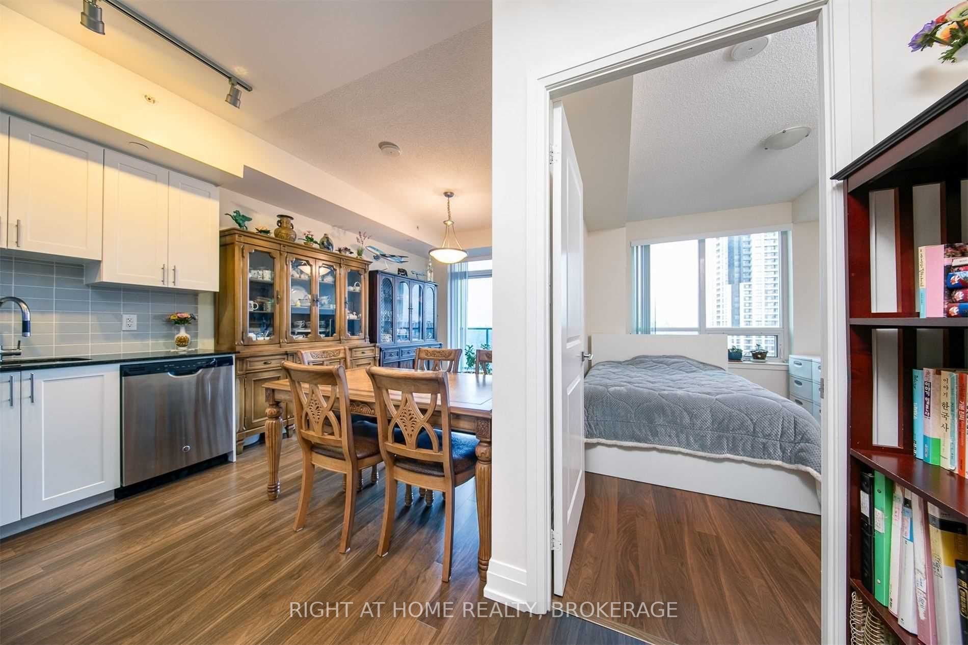 7165 Yonge St, #1208