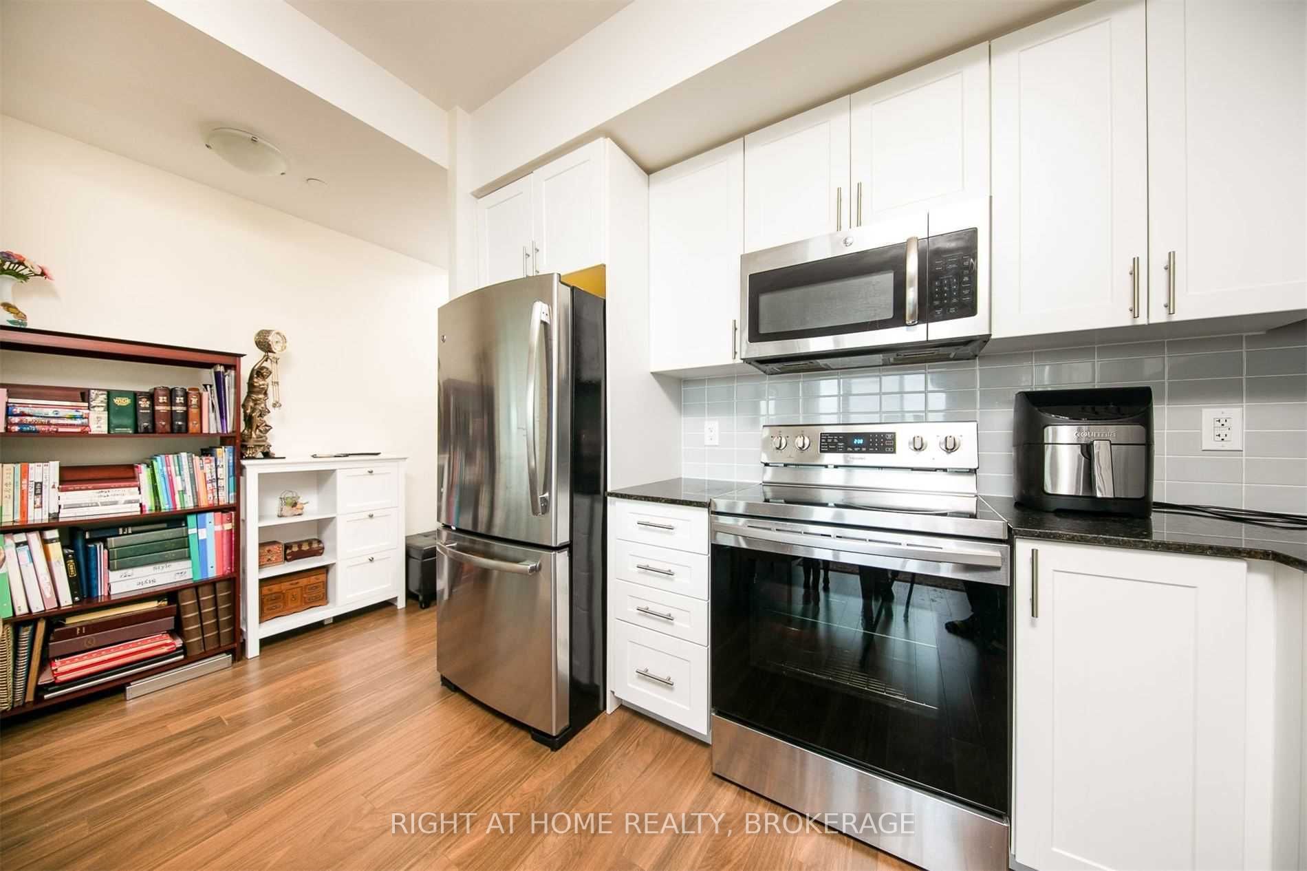 7165 Yonge St, #1208