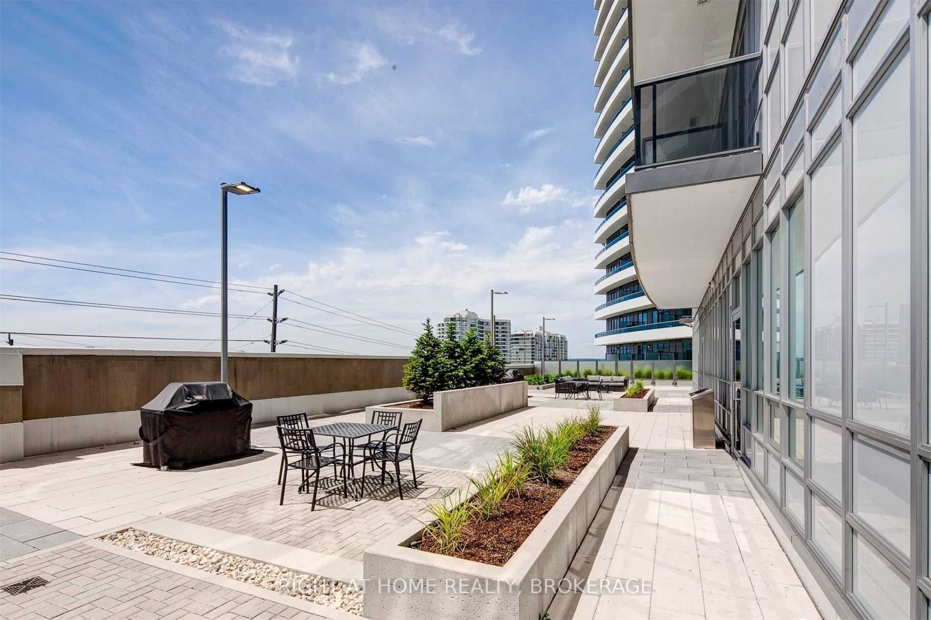 7165 Yonge St, #1208
