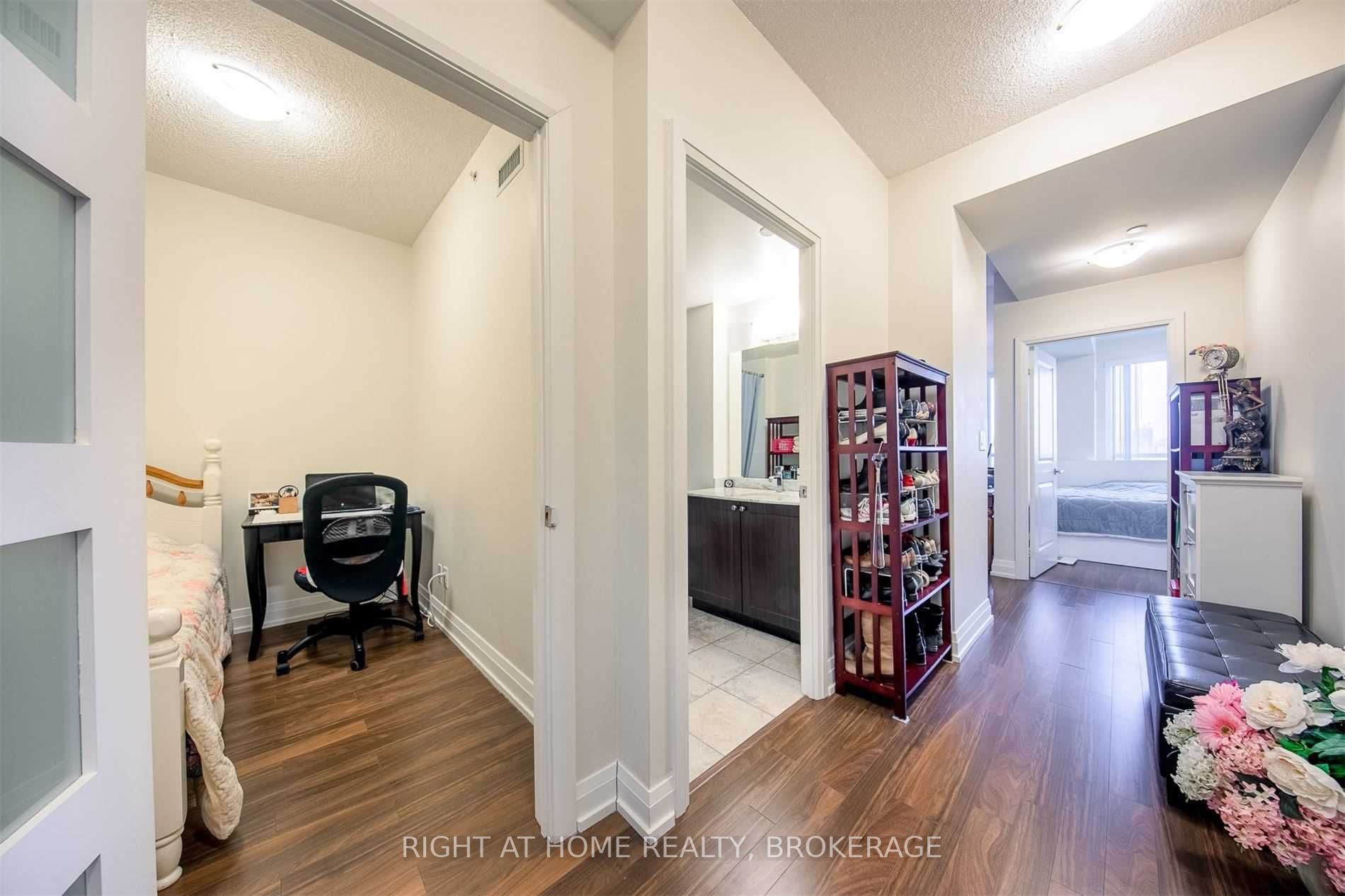 7165 Yonge St, #1208