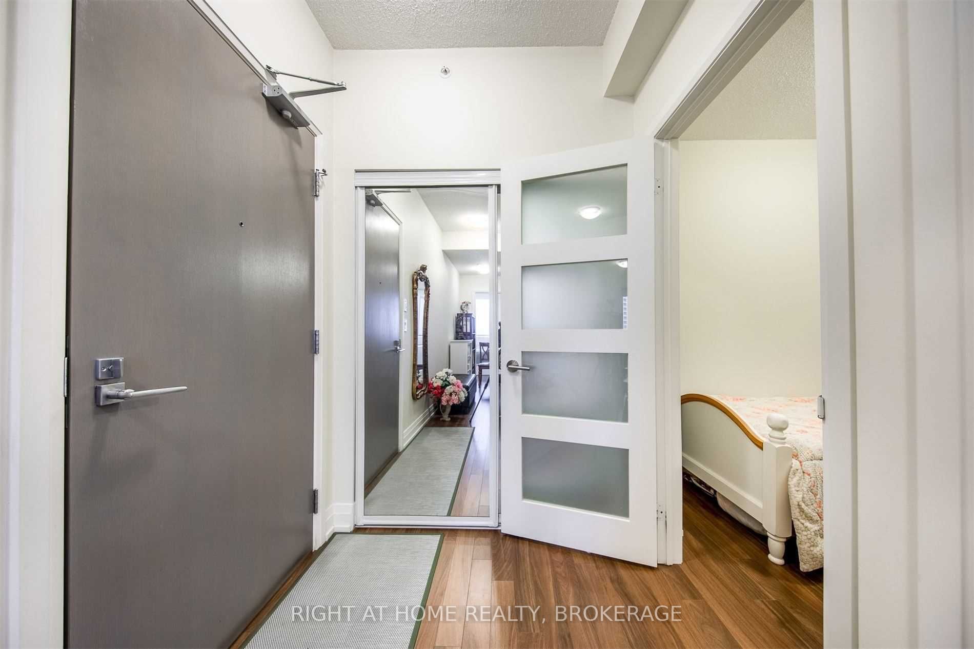 7165 Yonge St, #1208