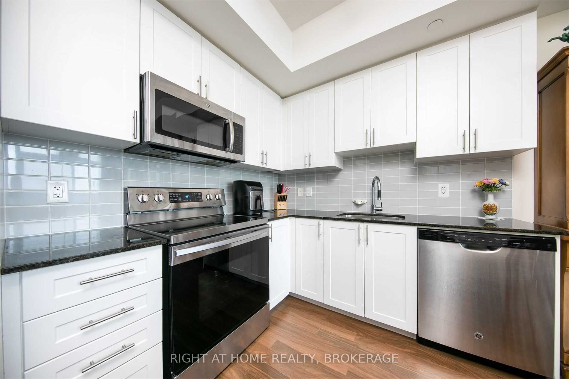 7165 Yonge St, #1208