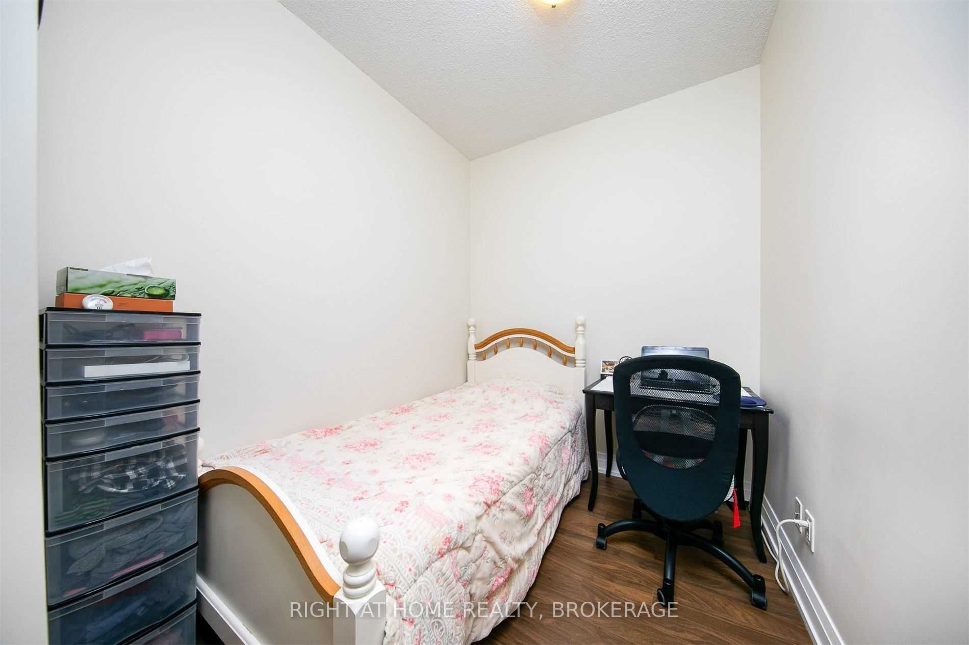 7165 Yonge St, #1208