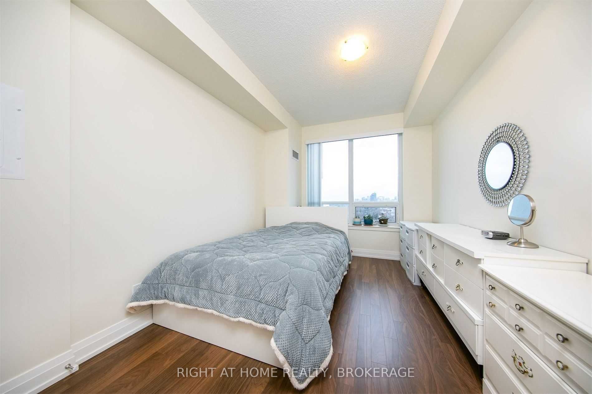 7165 Yonge St, #1208