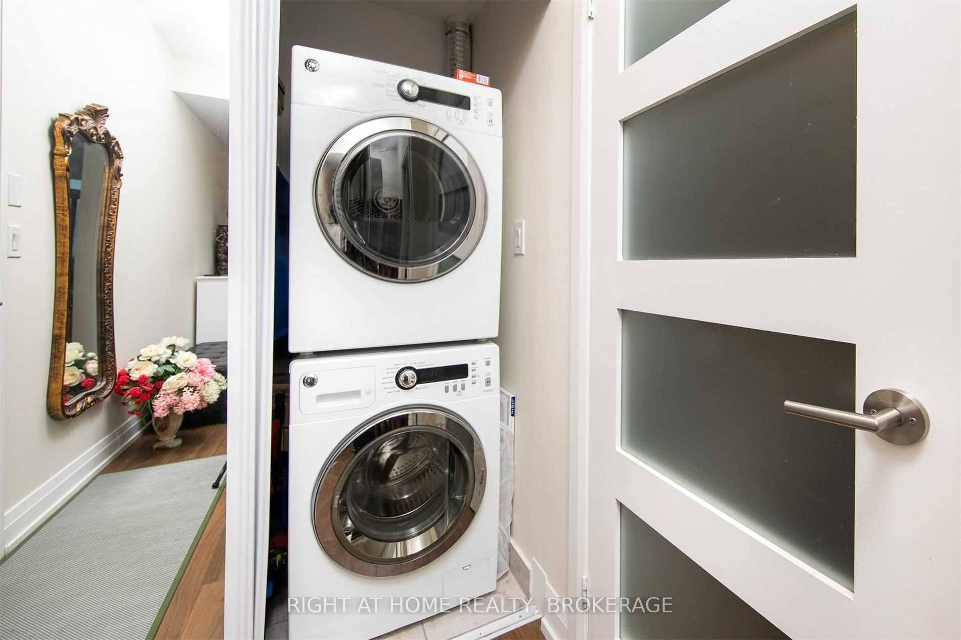 7165 Yonge St, #1208