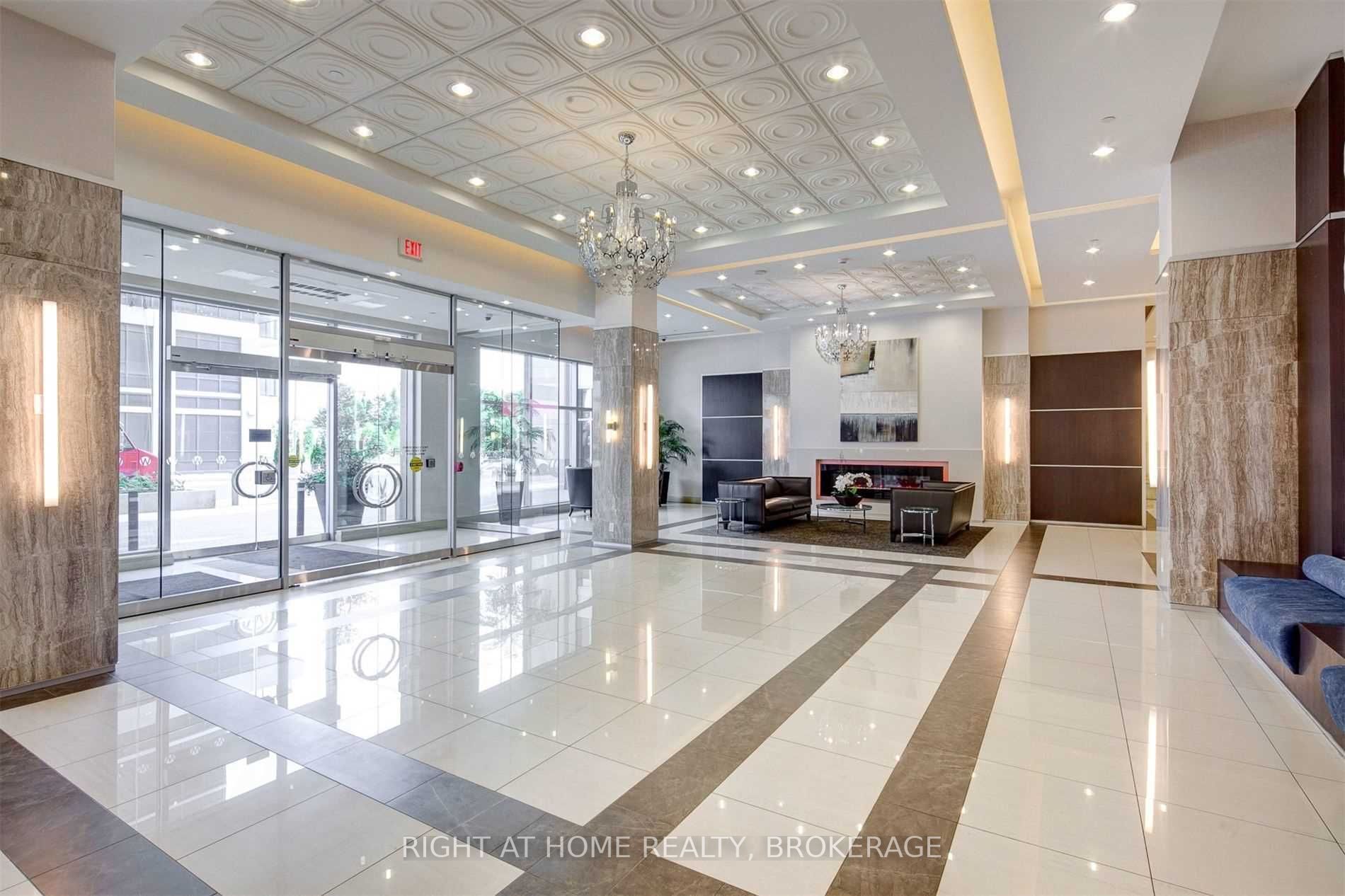 7165 Yonge St, #1208