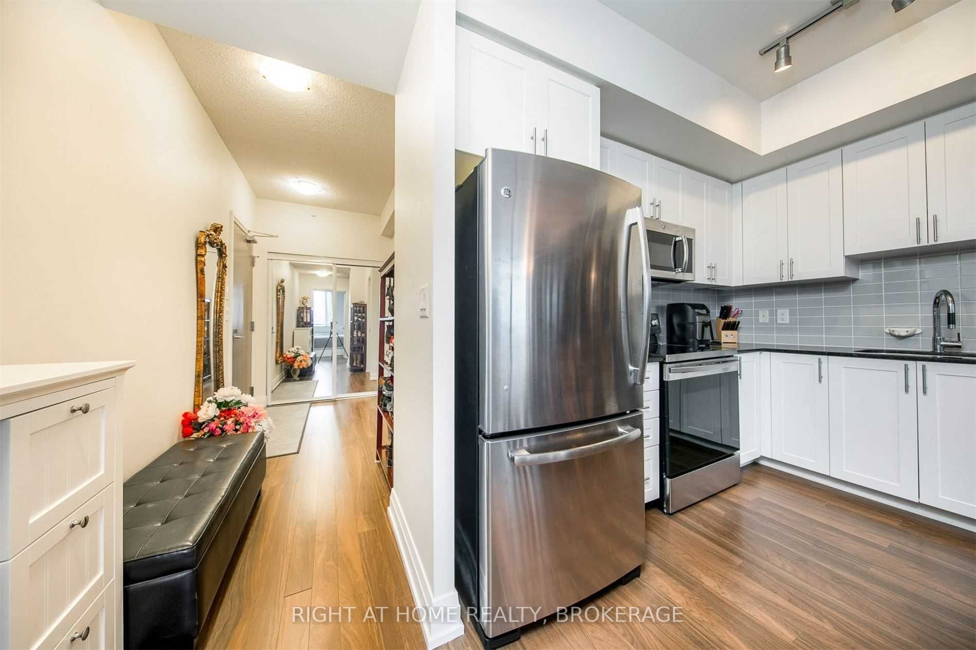 7165 Yonge St, #1208