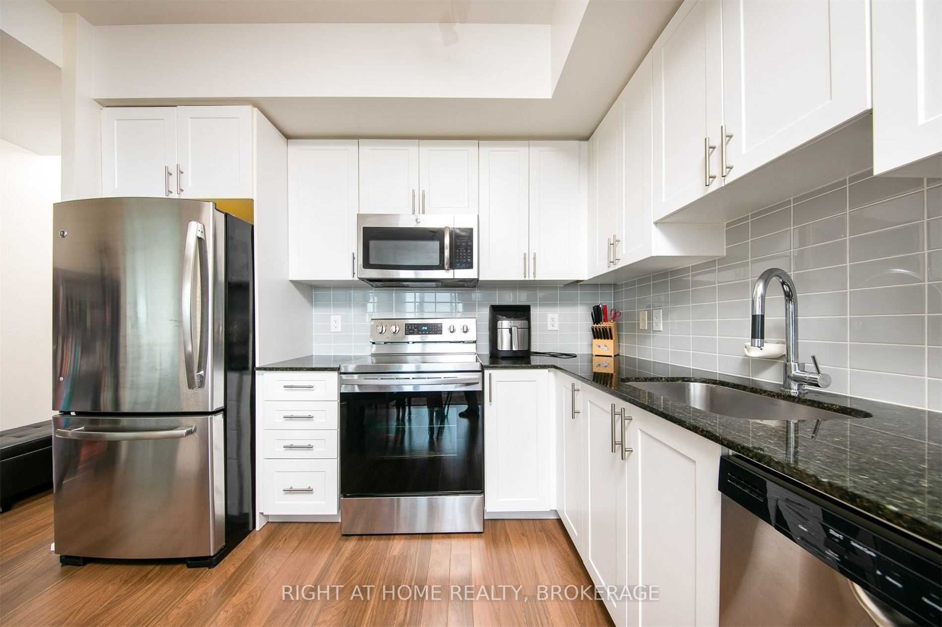 7165 Yonge St, #1208
