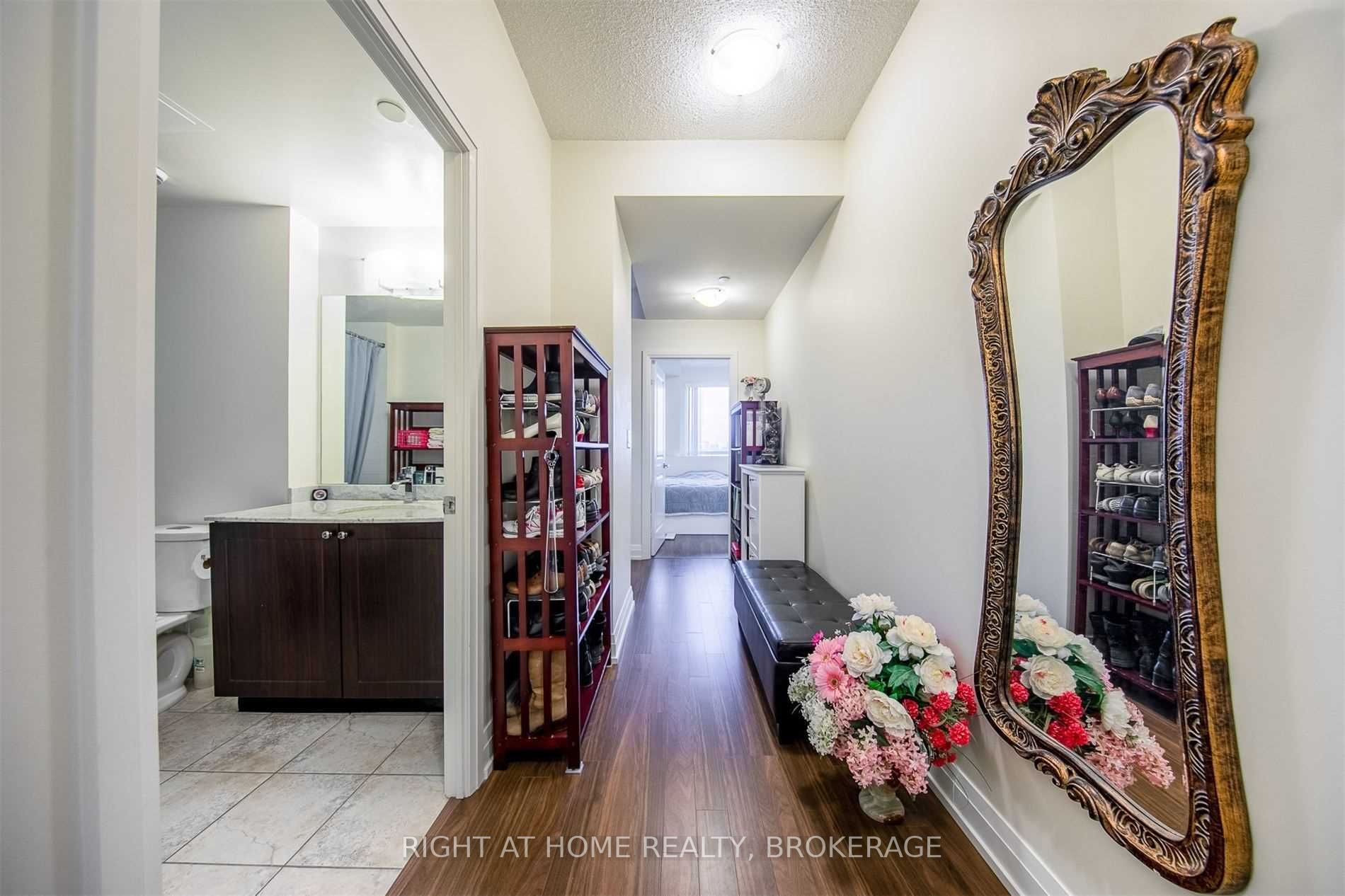 7165 Yonge St, #1208