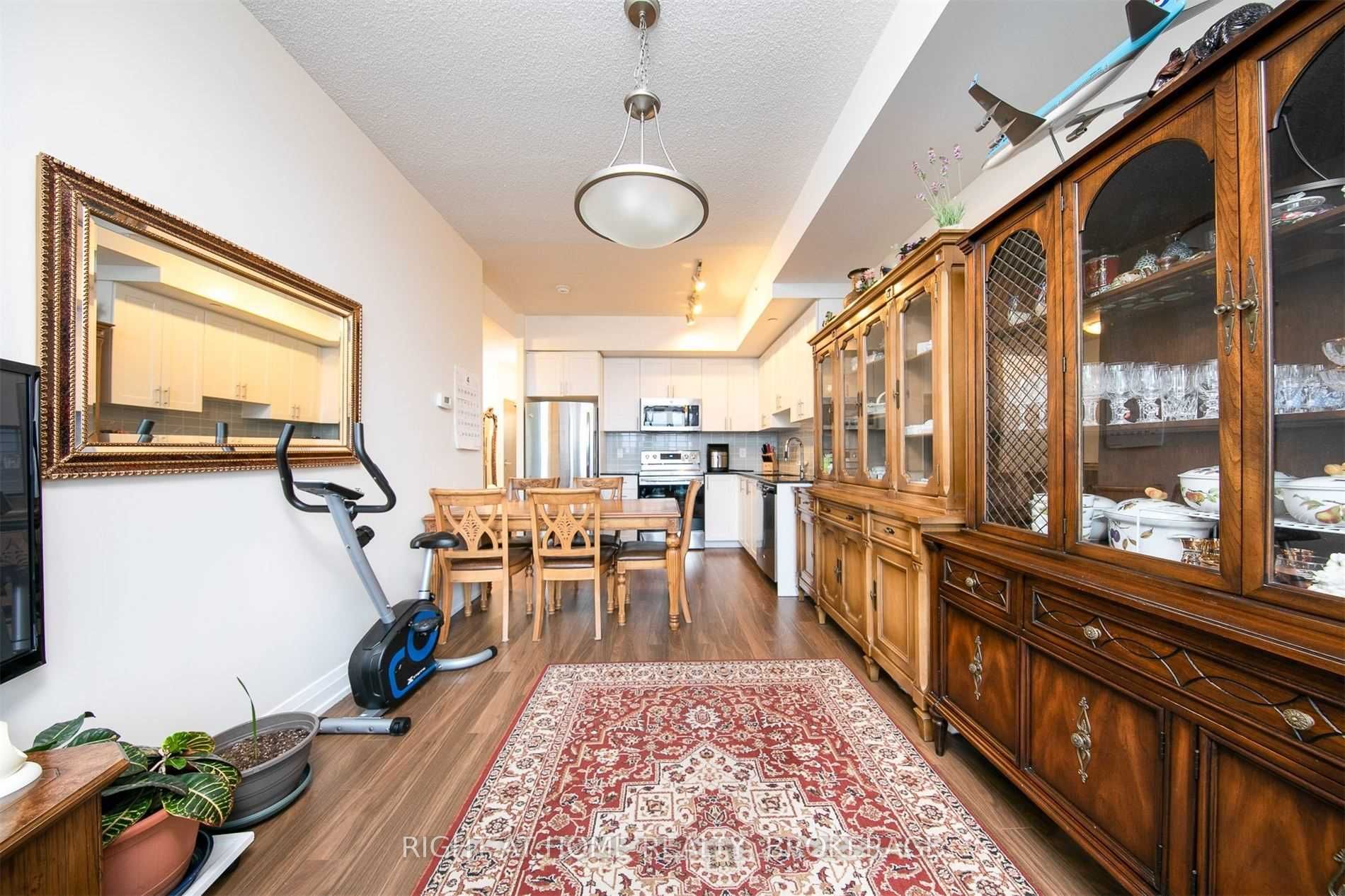 7165 Yonge St, #1208