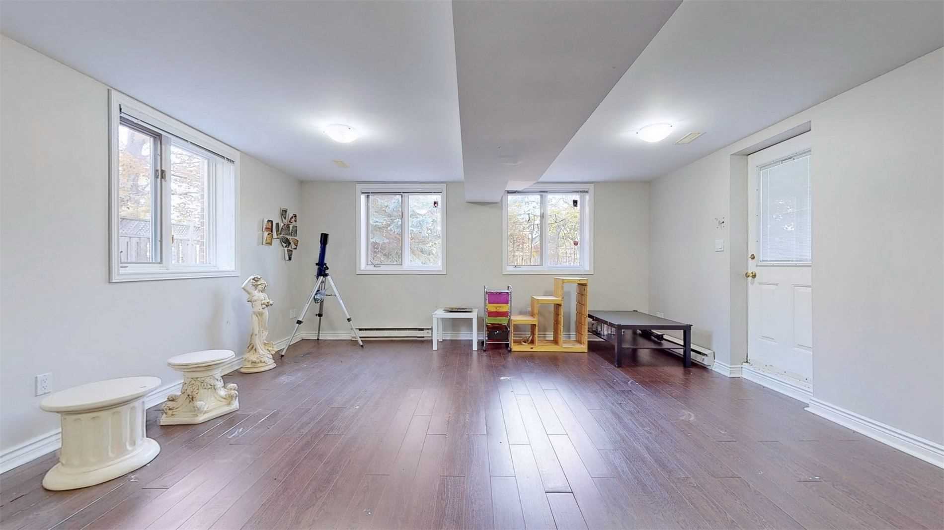 25 Oakcrest Avenue