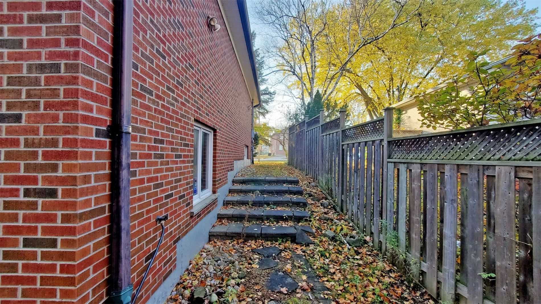25 Oakcrest Avenue