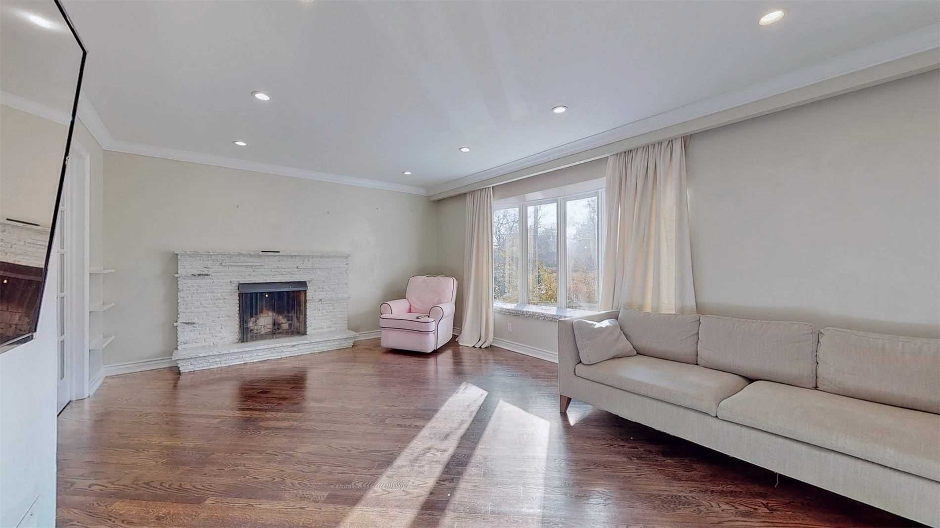 25 Oakcrest Avenue