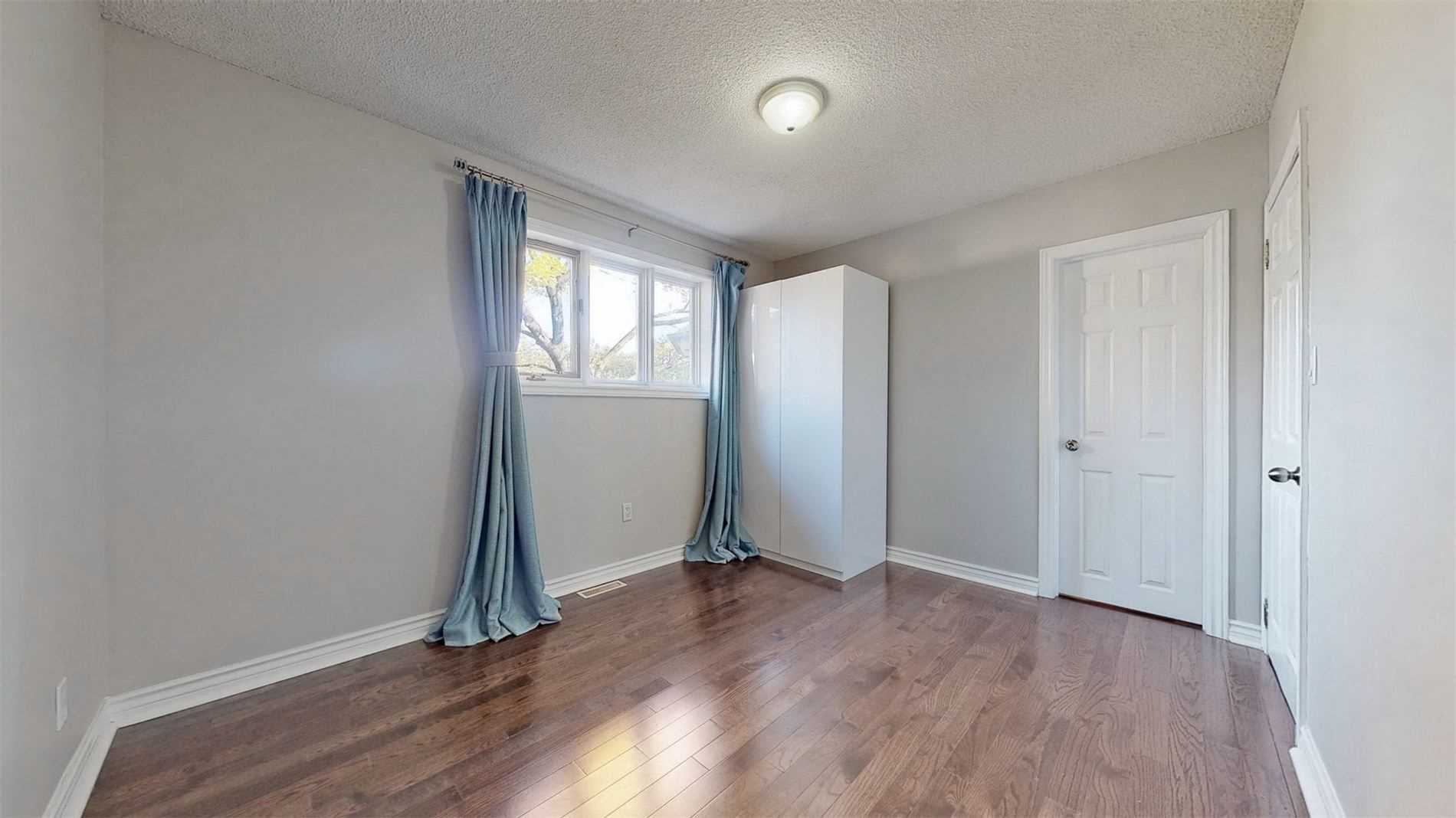 25 Oakcrest Avenue