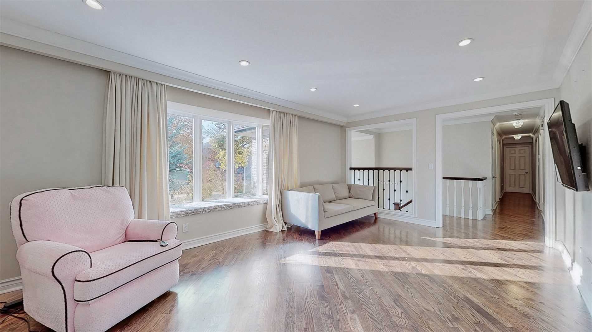 25 Oakcrest Avenue