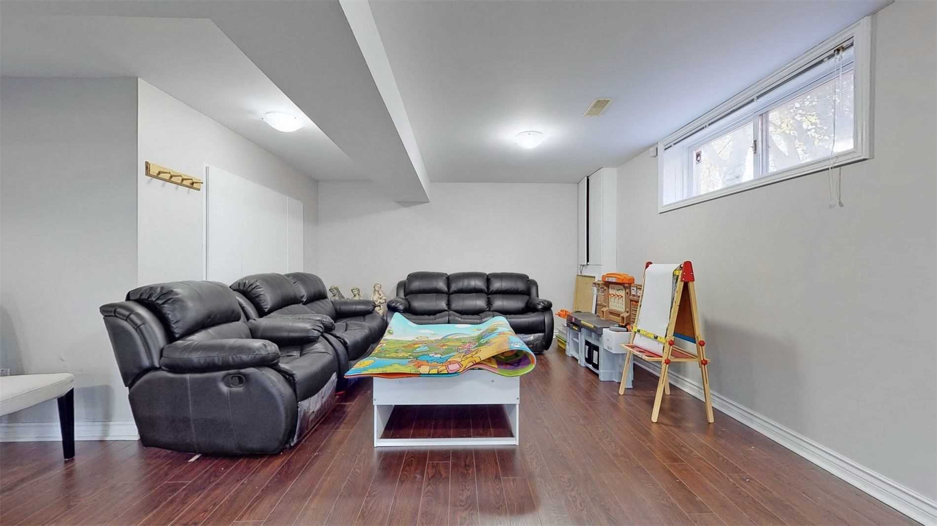 25 Oakcrest Avenue