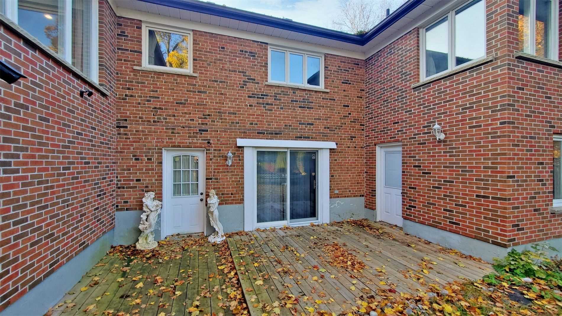 25 Oakcrest Avenue