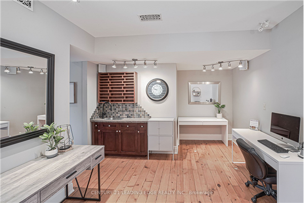 6391 Main St, Whitchurch-Stouffville