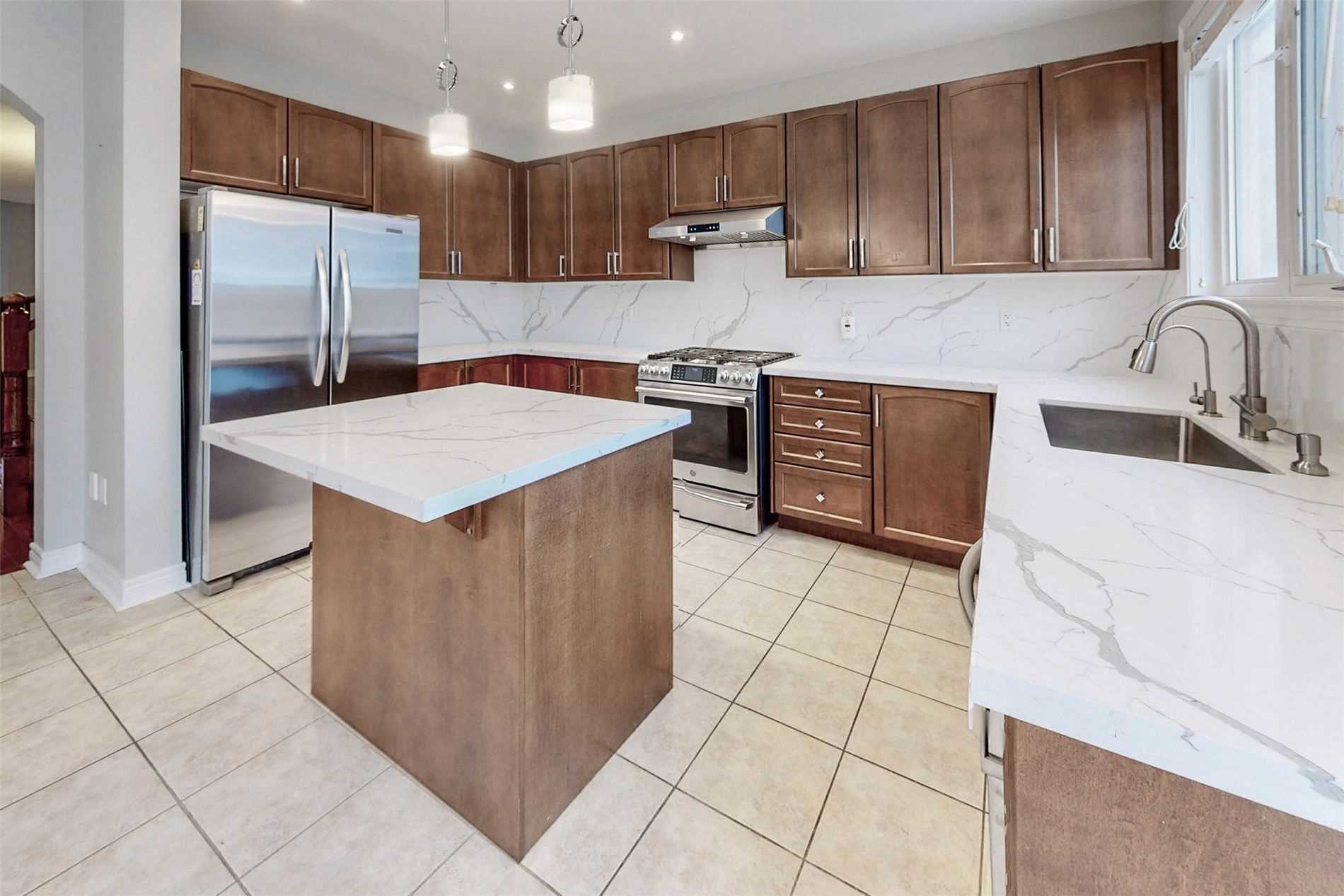90 Maplebank Cres