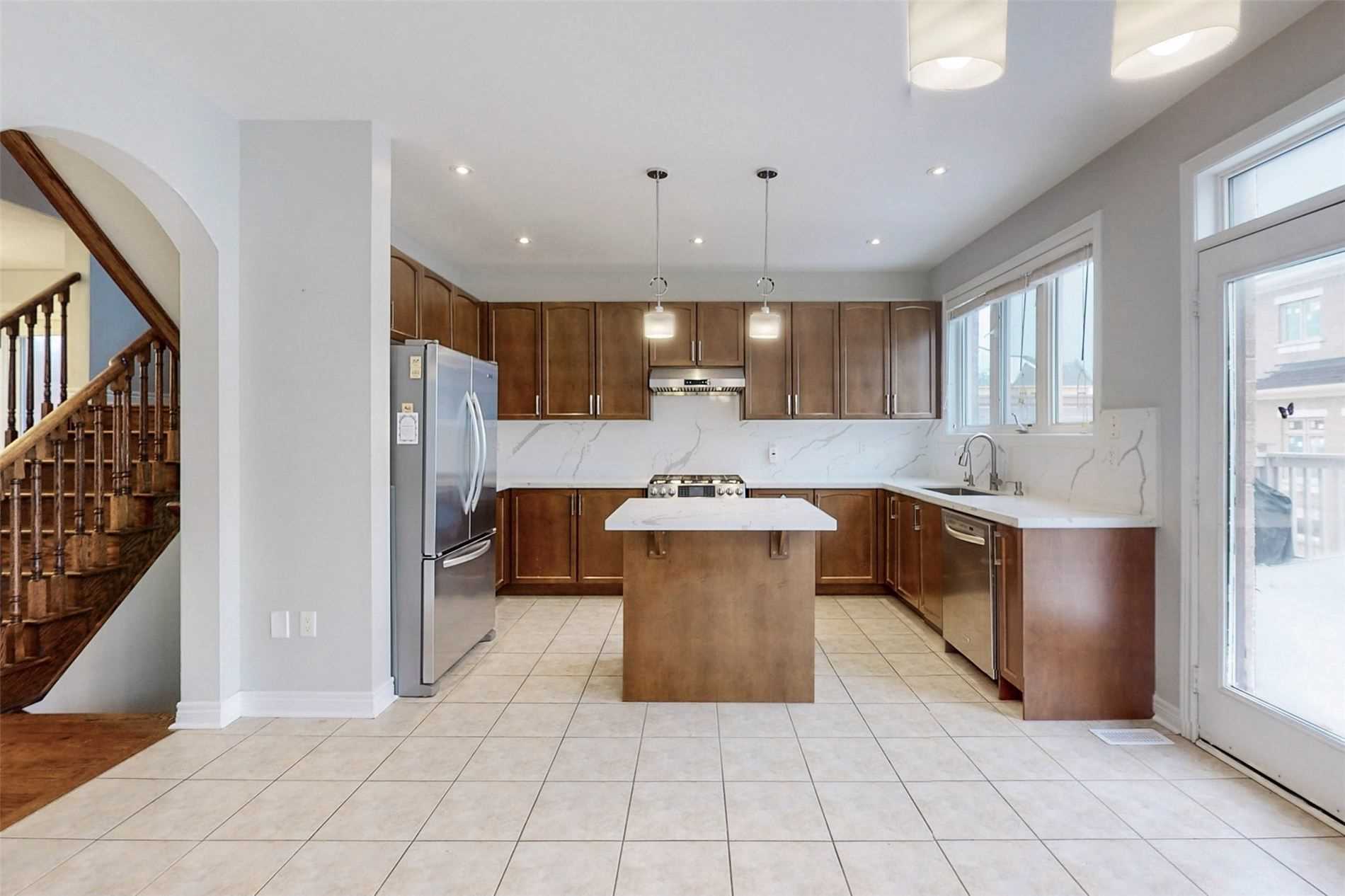 90 Maplebank Cres
