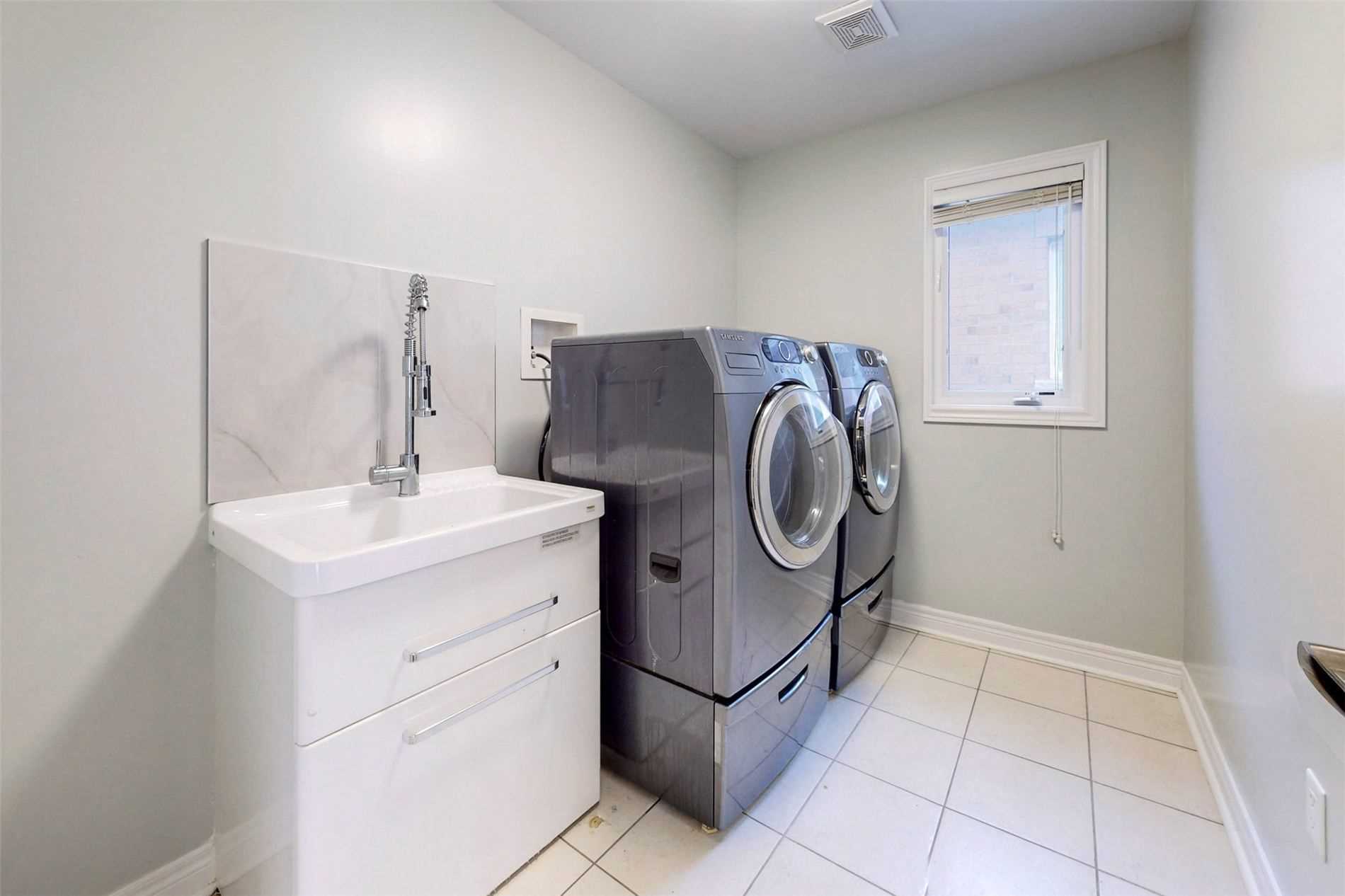 90 Maplebank Cres