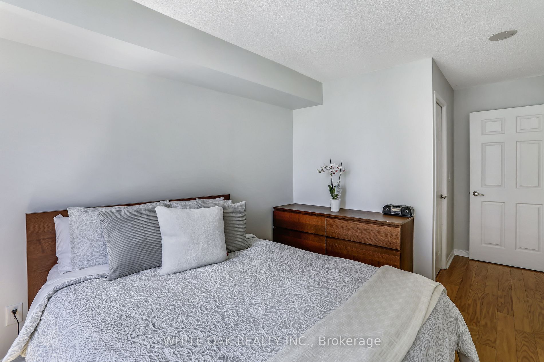 73 King William Cres, #208