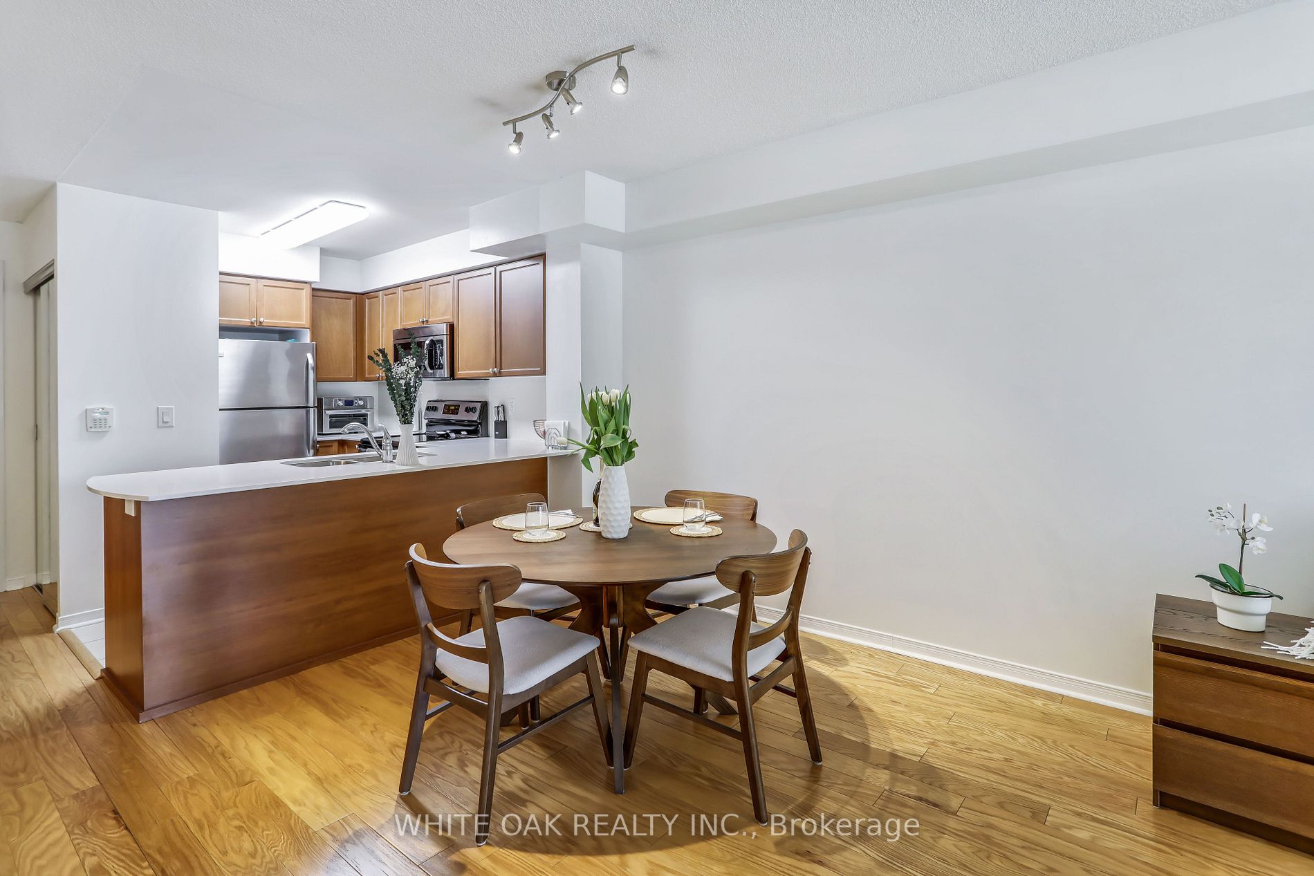 73 King William Cres, #208