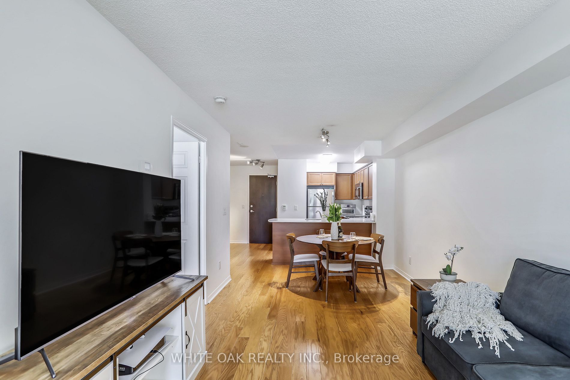 73 King William Cres, #208