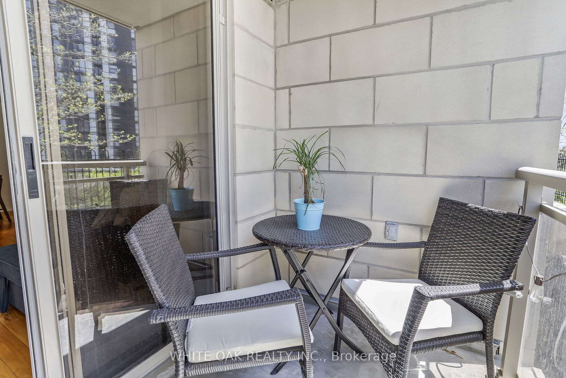 73 King William Cres, #208