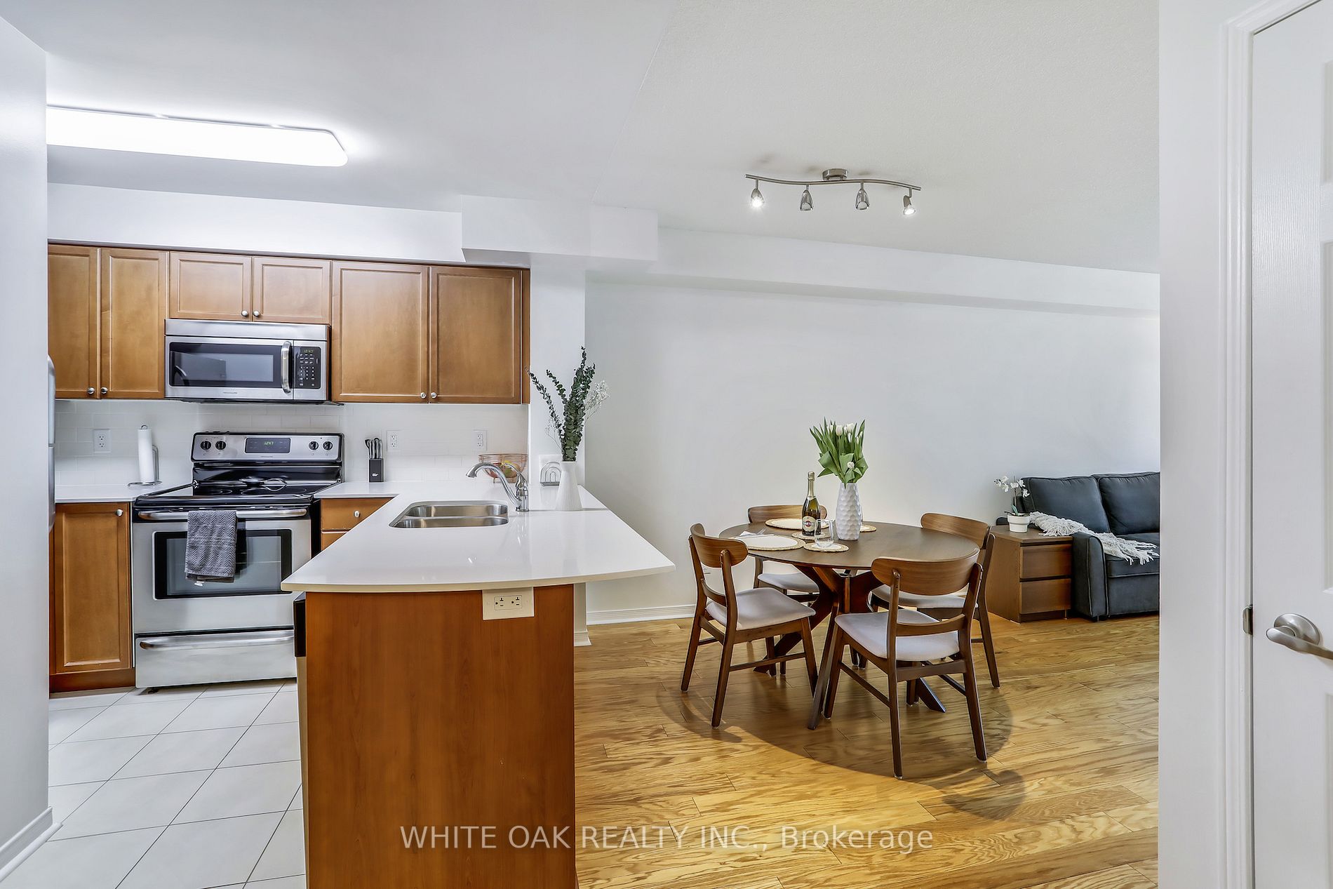 73 King William Cres, #208