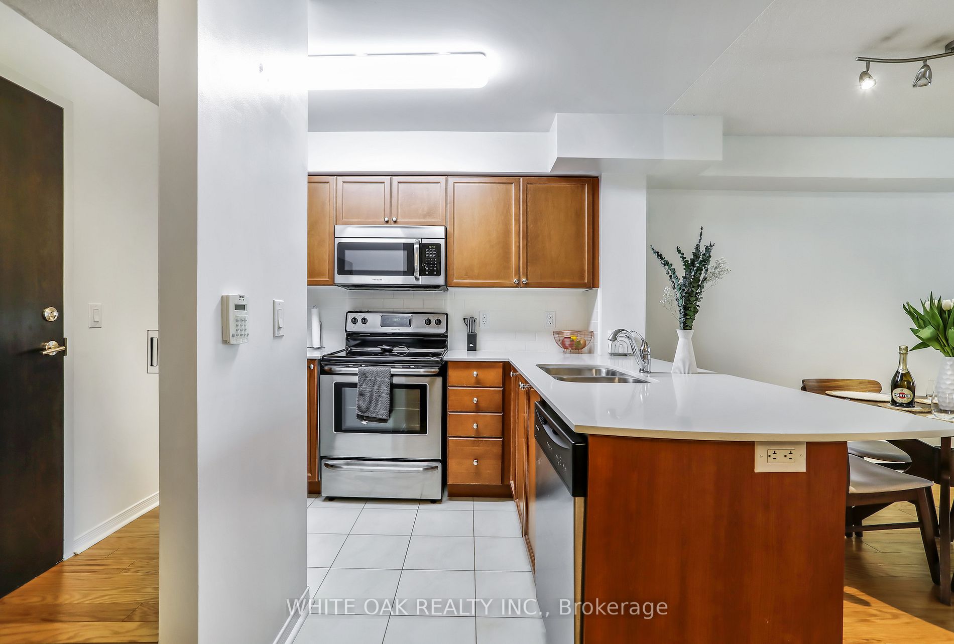 73 King William Cres, #208