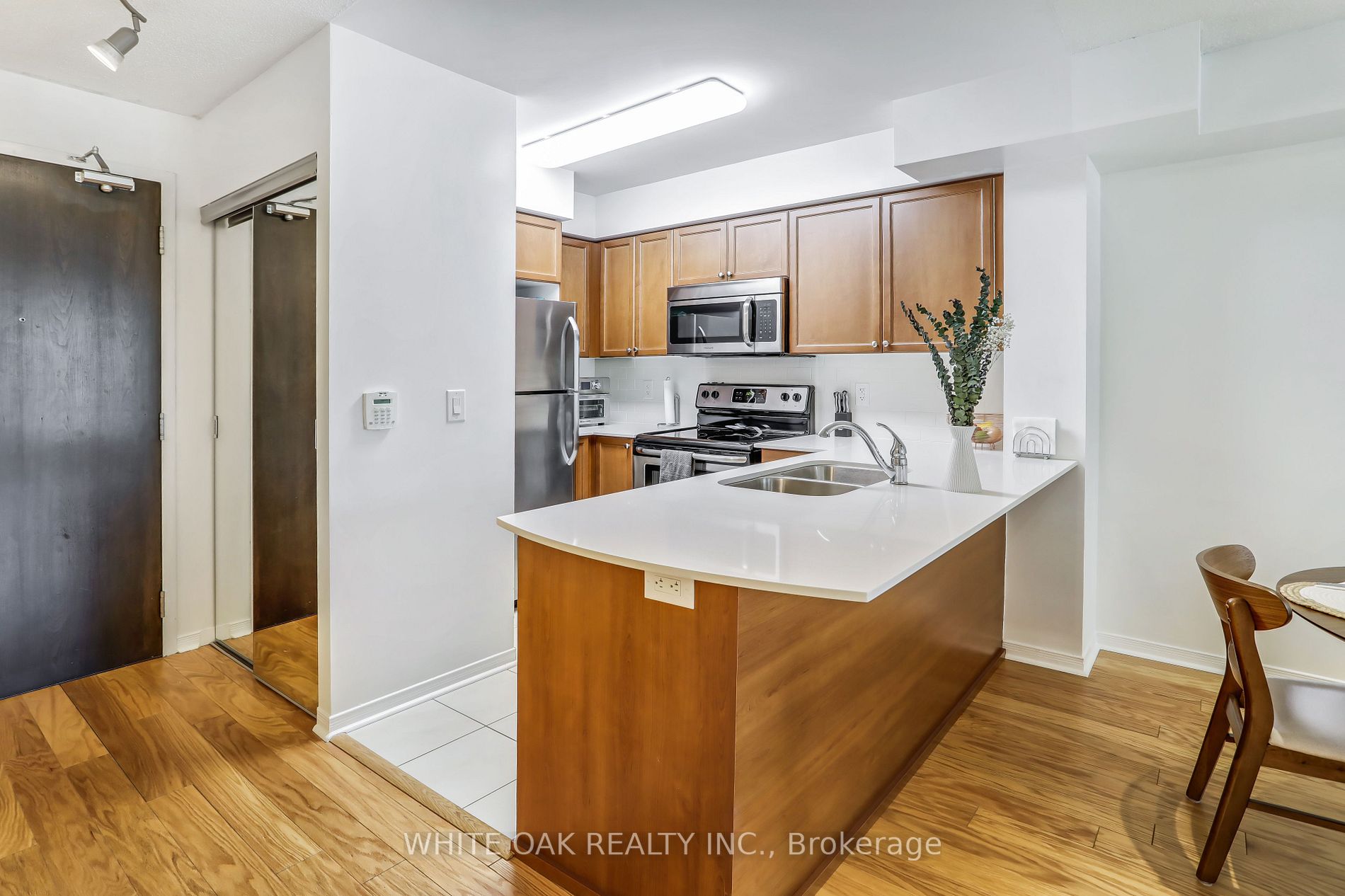 73 King William Cres, #208