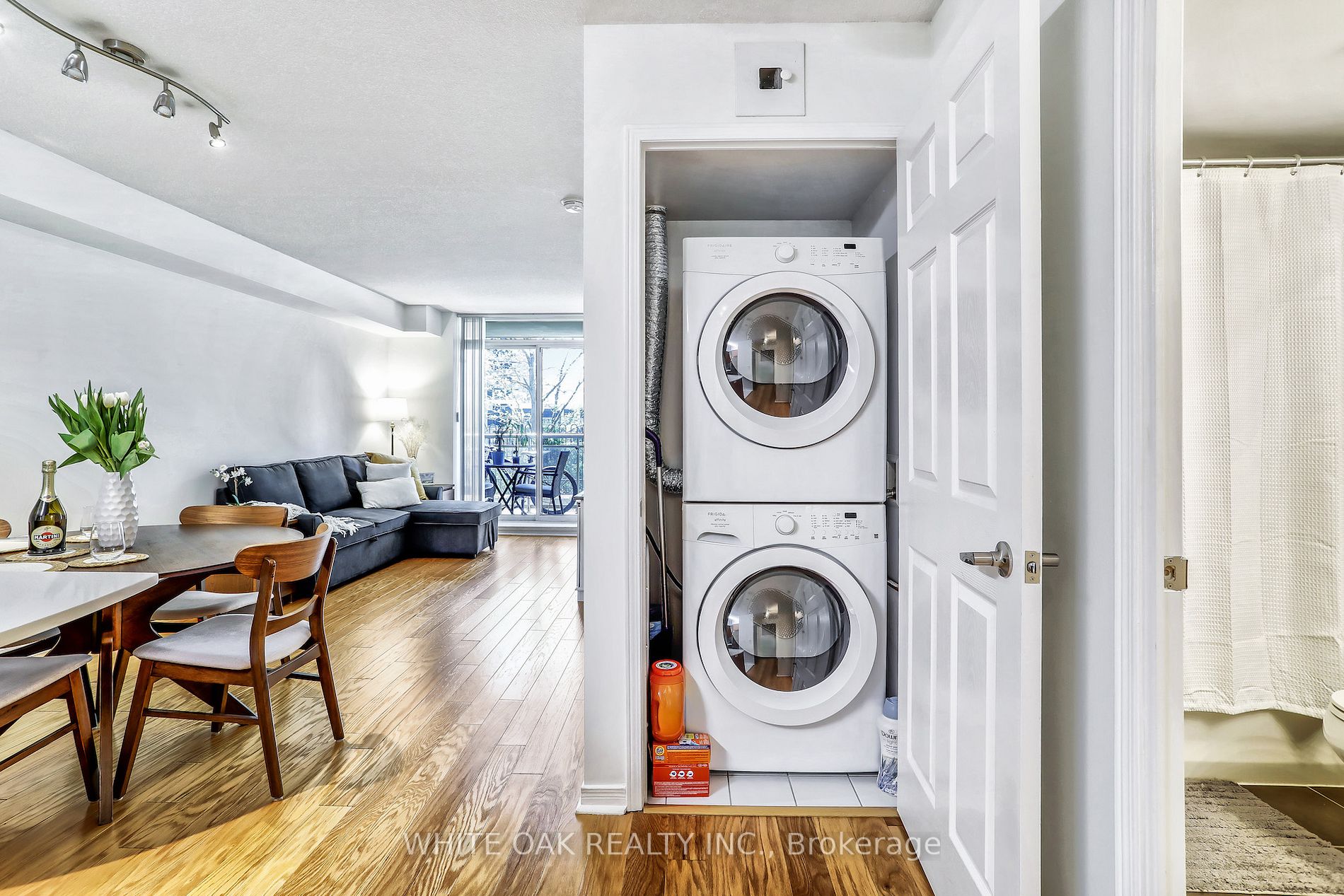 73 King William Cres, #208